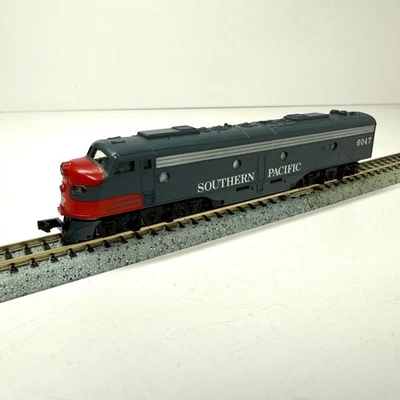 N Scale Con-Cor Southern Pacific Bloody Nose EMD E8 Diesel Locomotive RUNS - Image 1 of 4