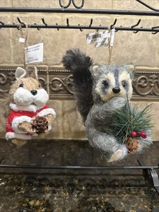 PIER 1 SUÉTER VESTIDO ARDILLA Y MAPACHE ADORNOS DE NAVIDAD ~ NUEVO CON ETIQUETAS - Imagen 1 de 14