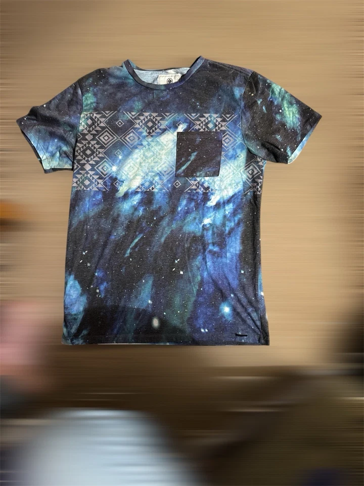 Camiseta masculina On The Byas média algodão preta azul bolso abstrato galáxia - Imagem 1 de 4