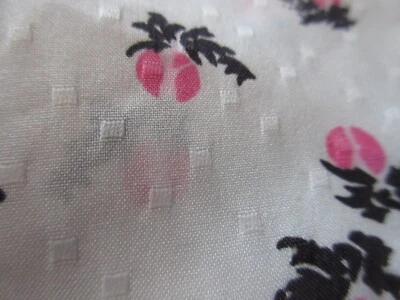 Tela de fondo blanco cuadrados textura elevada hojas verde oscuro rosebuds rosa Foto 1 de 4