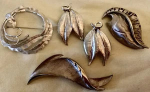 Vintage signierte Blatt Broschen Pins & Clip Ohrringe 4ct Lot - Bild 1 von 8