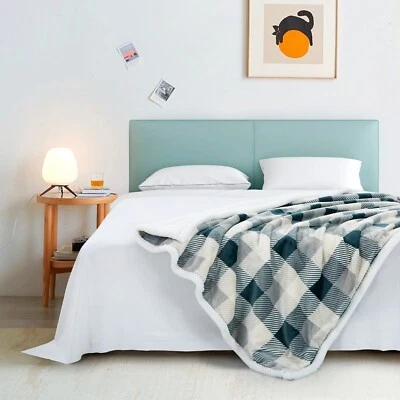 Regal Comfort - Manta Sherpa de franela a cuadros verde y gris 50"x60" Foto 1 de 4