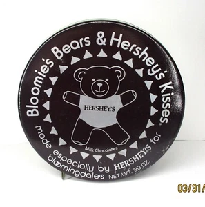 Bloomingdale's Bloomie's Bears & Hershey's Kisses 7" Tin Can - Imagen 1 de 3