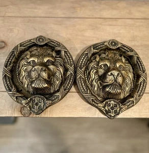 Coppia pesante battenti testa di leone grandi vintage antichi Hollywood Regency - Foto 1 di 20