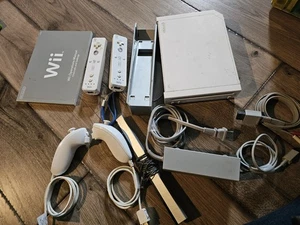 Nintendo Wii Console Bundle with Controllers - Bild 1 von 14