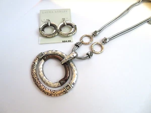 JUEGO COLLAR/PENDIENTE DOBLE ANILLO LAURA ASHLEY NUEVO CON ETIQUETAS - Imagen 1 de 3