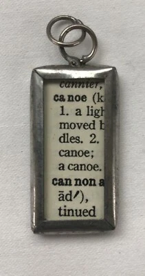 "Colgante con dije de peltre soldado reversible hecho a mano - canoa/texto - 5/8""x 1-1/4""" Foto 1 de 4