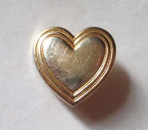 Vintage THE VARIANTE CLUB goldfarbene HERZ Pinback - Bild 1 von 4