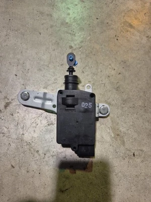 HYUNDAI SANTA FÉ II CM Fuel Tank Cap Lock Motor 2.2 Diesel 145kw 2011 27665104 - Image 1 of 2