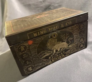 Antigua caja de té Mau publicidad china pintada con laca negra león fénix  - Imagen 1 de 13