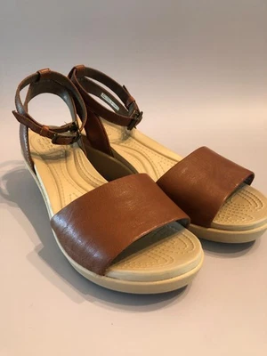Sandalia Crocs Leigh Ann para mujer talla 6 cuero marrón tacón de cuña correa al tobillo informal Foto 1 de 4
