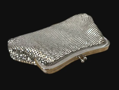 Bolso sin asas de mano Whiting & Davis 2918 pequeño de malla plateada con bloqueo de beso para mamá patrimonio años 50 de colección Foto 1 de 4