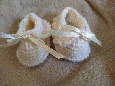 Botinhas de bebê de lã acrílica de crochê - Imagem 1 de 4