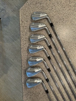 Juego de hierros Rickie Fowler Cobra AMP Cell PRO 4-PW S-Flex con ejes S300 DG Foto 1 de 4