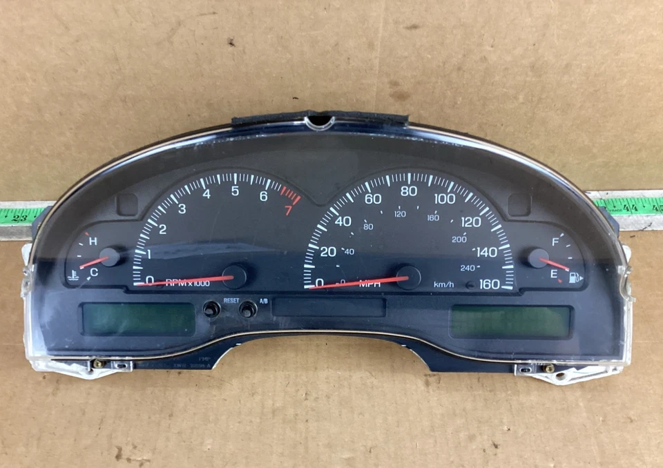 2000 - 2002 Lincoln LS Speedometer Instrument Cluster 257-03381 - Image 1 of 4