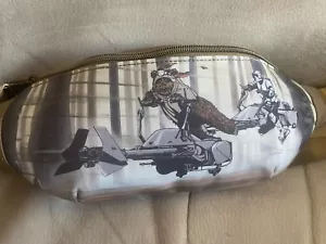 Disney Star Wars 40° anniversario ROTJ Speed Bike Ewok Chase Fanny Pack 2023 - Foto 1 di 2