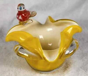 Gelbe mundgeblasene Glasschale mit sitzendem Vogel Süßigkeiten/Schmuckschale - Bild 1 von 9