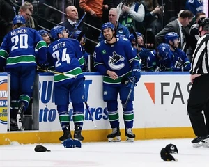 Sombrero truco Kiefer Sherwood 16 de diciembre de 2024 Vancouver Canucks 8x10 NHL foto de hockey - Imagen 1 de 1