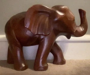 Escultura de elefante africano tallada a mano en madera grande. 12" de alto x 16" de largo. Kenia. - Imagen 1 de 5