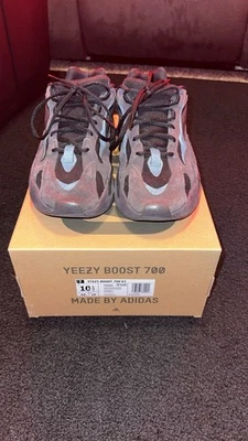 YEEZY 700 v2 VANTA NEGRO TALLA 10.5 Usado Pero Buen Estado (VER DESCRIPCIÓN) Foto 1 de 4