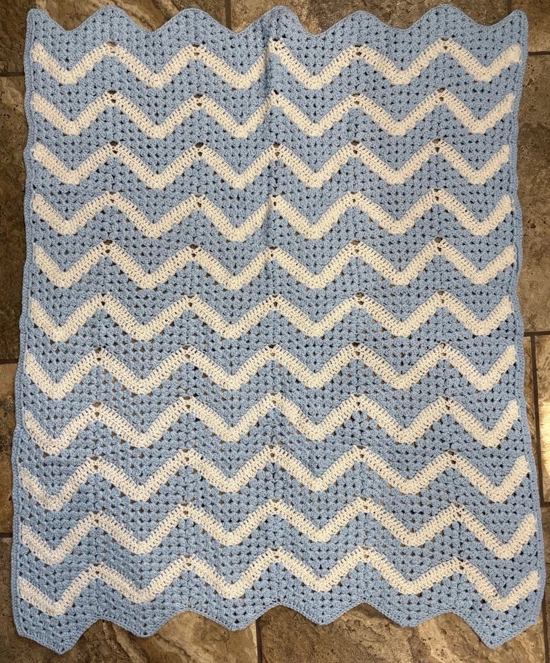 Vintage Azul y Blanco Crochet Chevron Ondulado Bebé Afgano Tiro 37"x 44" Foto 1 de 4