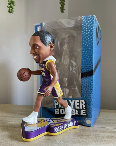 KOBE BRYANT Los Angeles Lakers Legend 2013 NBA “Pennant Base” Bobblehead NIB! Cover