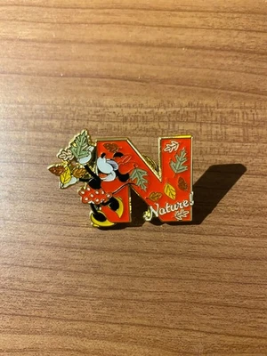 N for Nature - Pin esmaltado caja ciega letras Minnie Mouse - Loungefly BoxLunch Foto 1 de 2