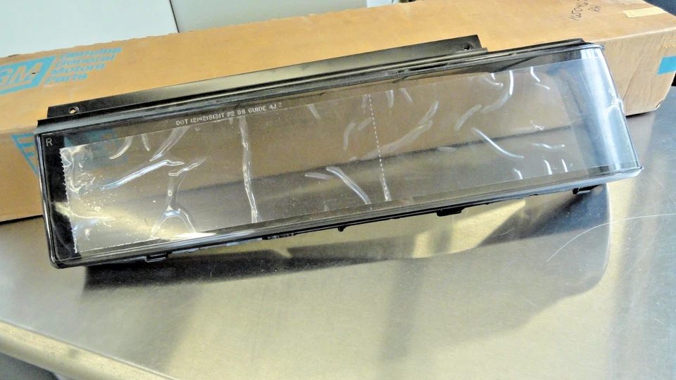 Lente de lámpara trasera genuina derecha 16504676 Buick Skyhawk 1987 OEM GM  Foto 1 de 4