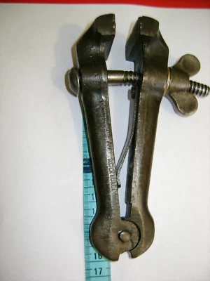 Outil ancien Bourrelier Etau à mains,  16 cm, (0,850 kg) Armurier ,serrurier - Photo 1/4