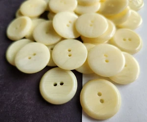 12 botones de plástico para coser a través de 2 orificios círculo arrugado crema 7/8" 22,5 mm - Imagen 1 de 7