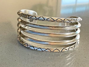 BRAZALETE HOUSE OF HARLOW 1960 GRABADO EN TONO PLATA ~ USADO EN EXCELENTE ESTADO - Imagen 1 de 10