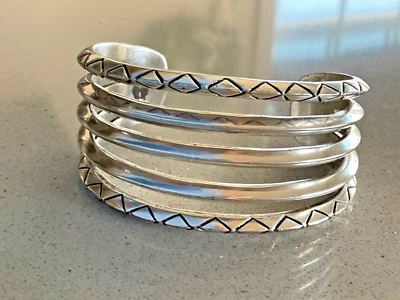 BRAZALETE HOUSE OF HARLOW 1960 GRABADO EN TONO PLATA ~ USADO EN EXCELENTE ESTADO Foto 1 de 4