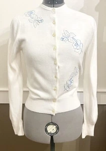Vintage 60er Talbott weiß Strick Orlon blau Applikation Rose Cardigan Pullover XS/S - Bild 1 von 7