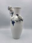 Vase en porcelaine à décor de fillette et d’oiseau signé Pirkenhammer XXème