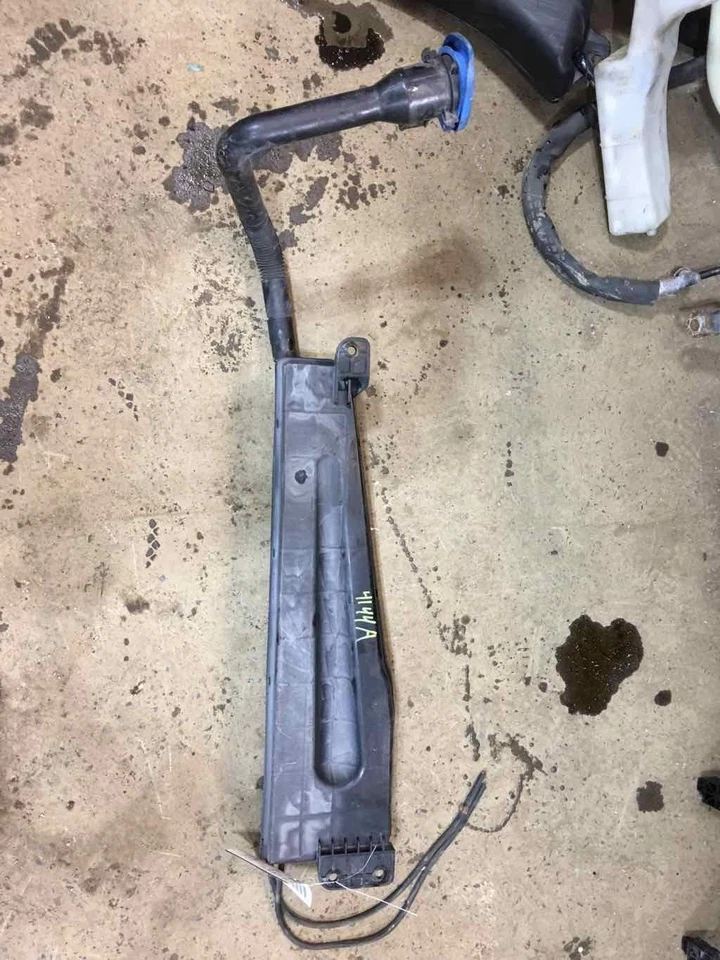 Windshield Washer Bottle PONTIAC G8 08 09 - Image 1 of 1