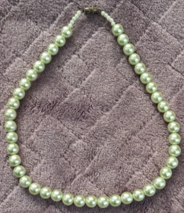 Women's Green Imitation Faux Pearl Beaded Necklace 14.5" - Picture 1 of 4
