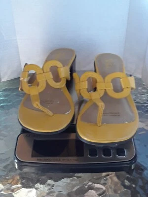 Sandalias Life Stride para mujer 9M Meridith imitación charol oro amarillo Foto 1 de 4