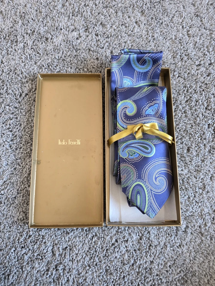 Nuevo ITALO FERRETTI Seda SATINADO Cuello Corbata Bolsillo Cuadrado Set PAISLEY Multicolor Nuevo en Caja Foto 1 de 4
