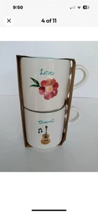 Set 2 tazze GUITAR & FLOWER “Dream” & “Love” 20 oz gres Dolly Parton nuove con scatola - Foto 1 di 8