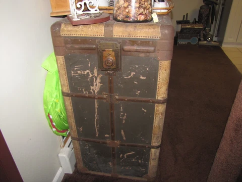 Antique Hartmann EARLY 1900'S Wardrobe / Steamer Trunk w Brass Lock ''NO'' Key Cover