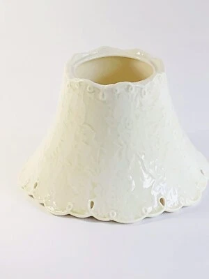 Vela Yankee frasco grande porcelana topper "ilhós de renda" bege com lavagem verde claro - Imagem 1 de 4