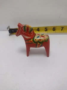 Vintage Svezia Nils Olsson AKTA Dalahemslojd legno intagliato dipinto a mano cavallo rosso 2'' - Foto 1 di 8