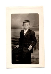 RPPC Junge im Anzug, Anfang 1900, VINTAGE POSTKARTE - Bild 1 von 2