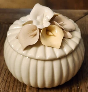 VINTAGE BARBOTINE CERAMIC VANITY POWDER / TRINKET BOX JAR W/ FLOWERS - Picture 1 of 19