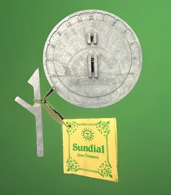 "Reloj de sol de jardín vintage Universal Specialties 4,5"" aluminio macizo con etiquetas NUEVO DE COLECCIÓN" - Imagen 1 de 4