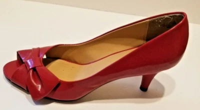Zapatos de mujer Karen Scott Talla 9M Rojo Patent Look Pump Bow Peep Toe LIGERO DEFECTO Foto 1 de 4