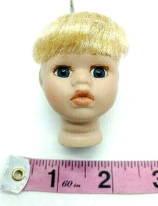 Porzellan Puppenkopf blond Pony & blaue Augen Ersatzteil 2" groß   - Bild 1 von 10