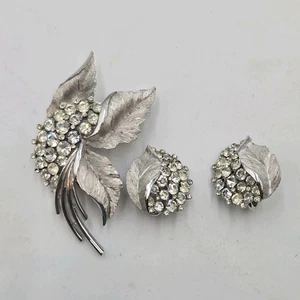 Juego de broches y pendientes de clip vintage Crown Trifari tono plata floral  - Imagen 1 de 9