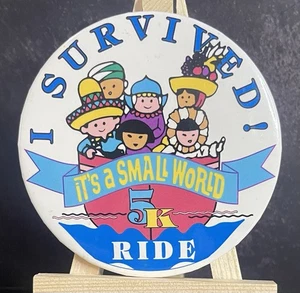Vintage Disneyland It’s A Small World 5K Ride I SURVIVED 3” spilla pulsante posteriore - Foto 1 di 2