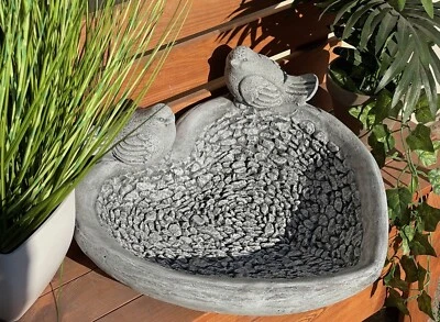 XL Vogeltränke Herz mit Vogel Vögeln frostfest winterfest Steinguss massiv - Bild 1 von 4